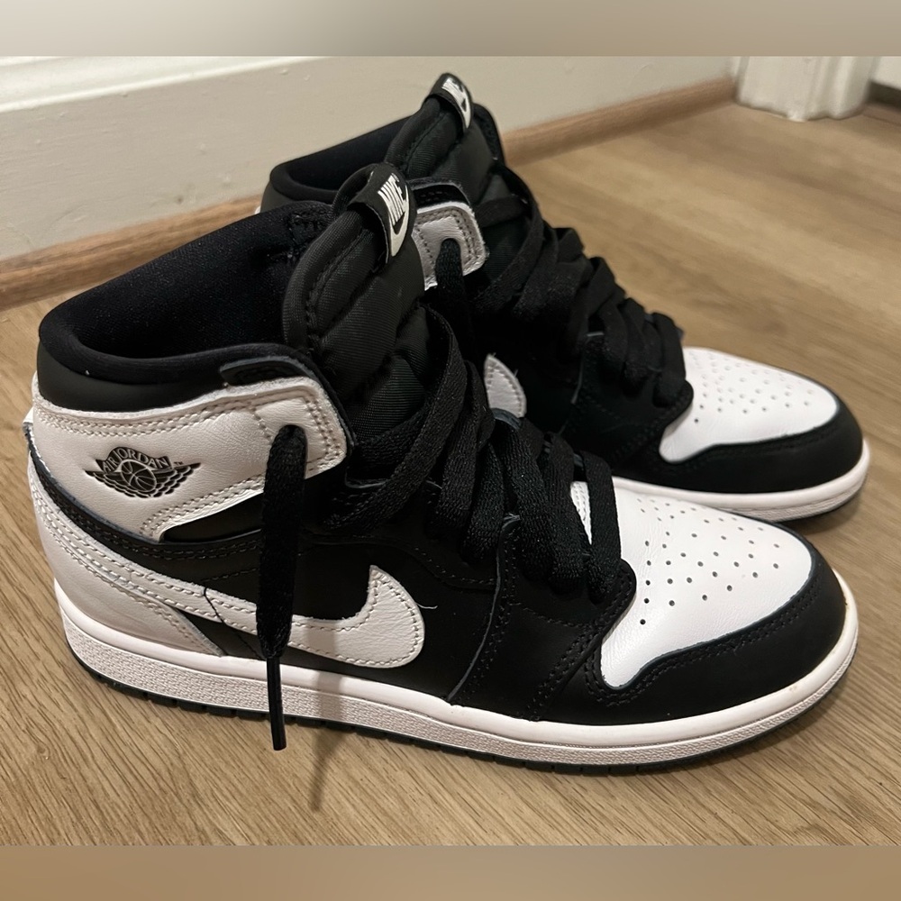 AIR JORDAN Nike Black and White Sneakers - Picture 4 of 10